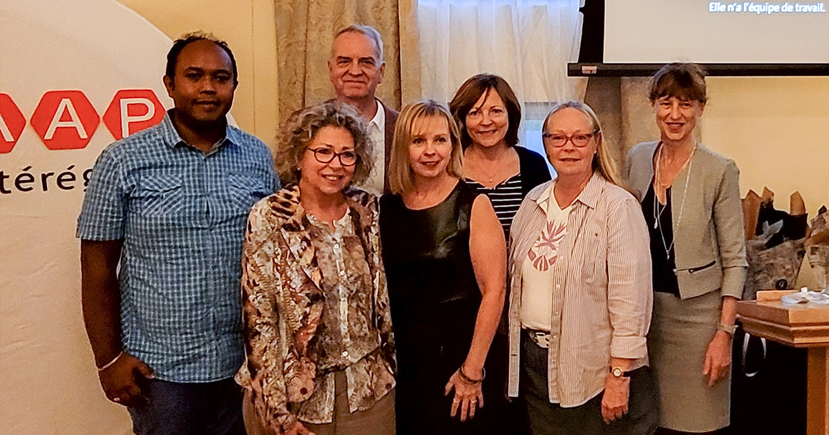 Sur la photo du CA du CAAP Montérégie (de gauche à droite) : M. Ny Aina Randriamanga, administrateur M. Stéphane Crevier, administrateur Mme Myriam Noiseux, directrice générale Mme Michèle Laberge, secrétaire Mme Renée Flibotte, trésorière Mme Esther Giroux, présidente Mme Lyne Gagné, administratrice (Absente sur la photo : Mme Jinny Robichaud, vice-présidente)