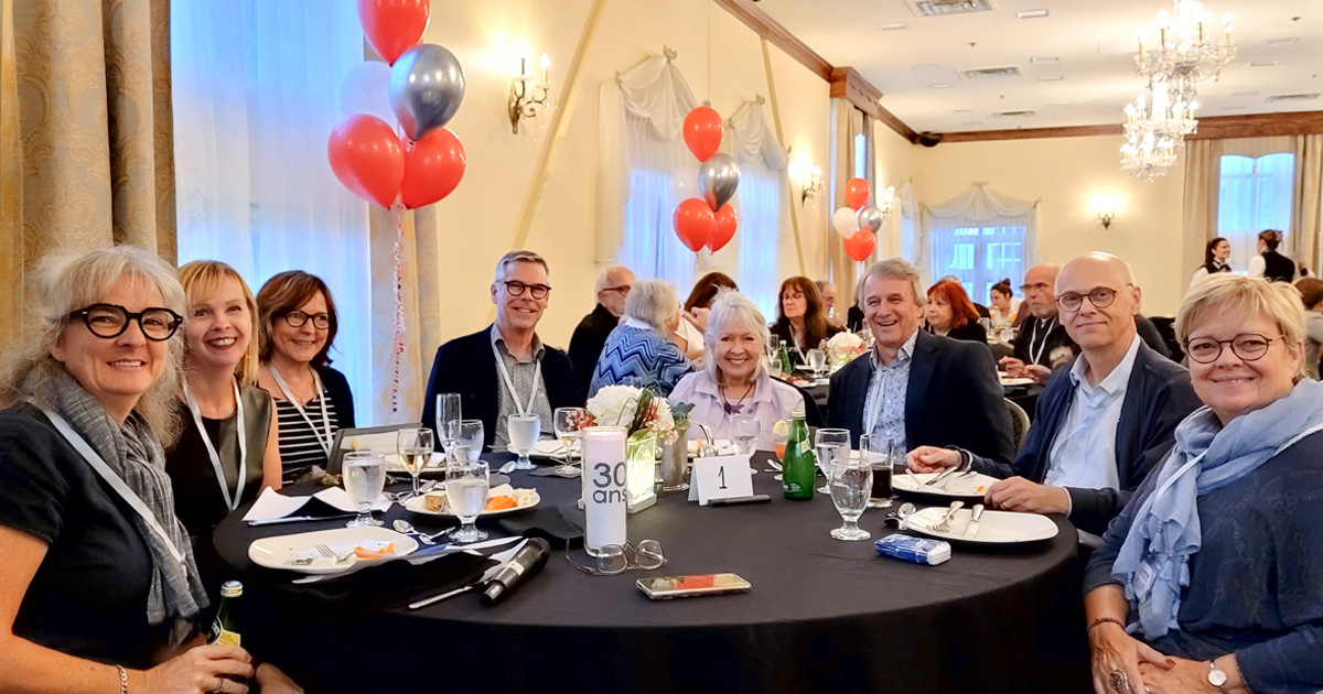 La table d'honneur était composée de l'animatrice Mme Nathalie Grenier de la CDC Haut-Richelieu-Rouville, la Présidente du CA, Mme Esther Giroux, la mairesse de St-Jean-sur-Richelieu, Mme Andrée Bouchard et de M. Yves Bélanger, conférencier, accompagnés de leurs conjoints.